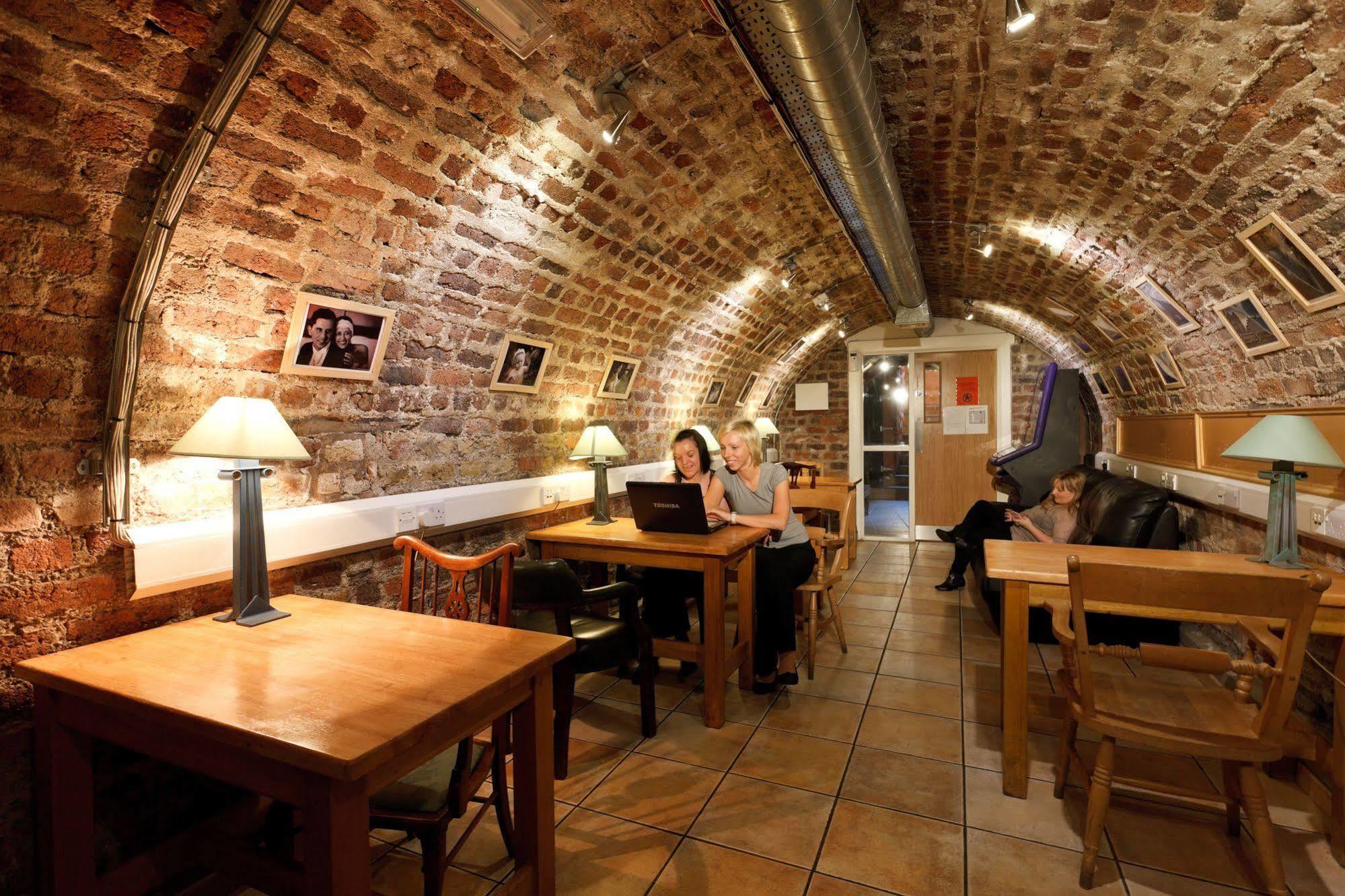 Isaacs Hostel Dublin Bagian luar foto